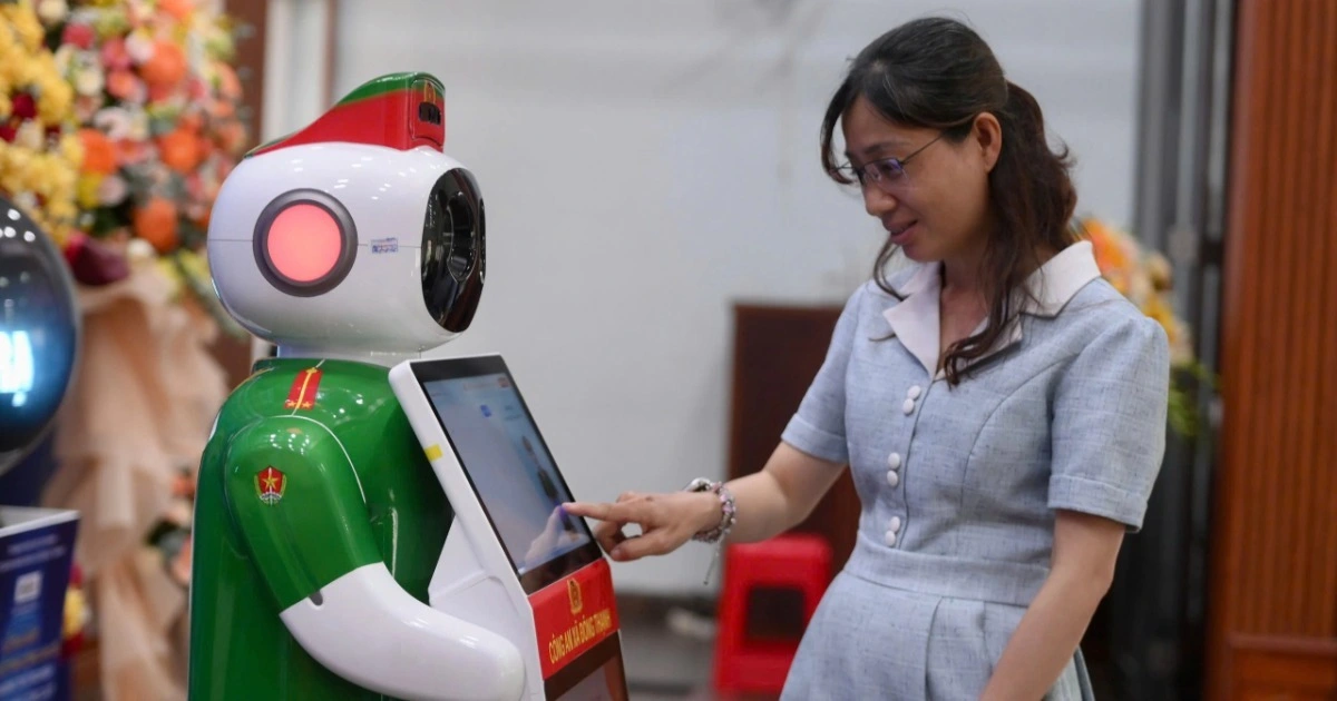 Ảnh bài viết: Ra mắt “trung úy” robot lễ tân công an xã đầu tiên ở TPHCM
